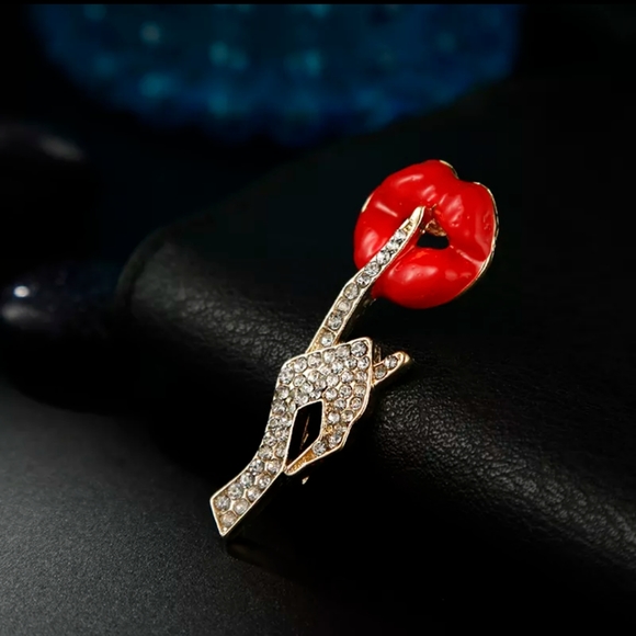 Boutique 22 Jewelry - 🆕🤫🤫Shhhh Brooche.